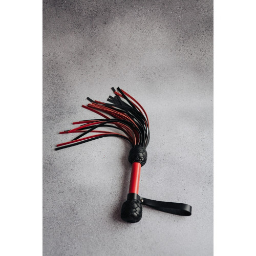 Candy Hero | Флоггер с петлей на рукояти Candy Hero, натуральная кожа, черно-красный, 30 хвостов, 45 см. Цена 4 350 грн. Фото: 1