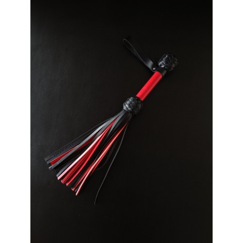Candy Hero | Флоггер с петлей на рукояти Candy Hero, натуральная кожа, черно-красный, 30 хвостов, 45 см. Цена 4 350 грн