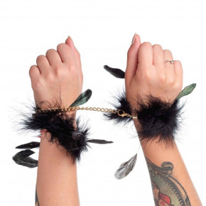 DS Fetish | Наручники черные с длинными перьями DS Fetish на золотой цепочке. Ціна: 550 грн